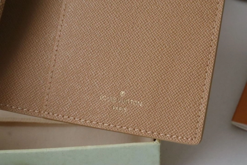 LV Wallets 4178A-0012