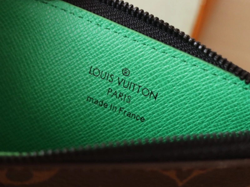 LV Wallets 4192A-0037