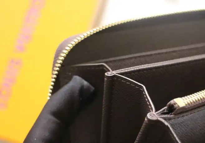 LV Wallets 4192F-0052