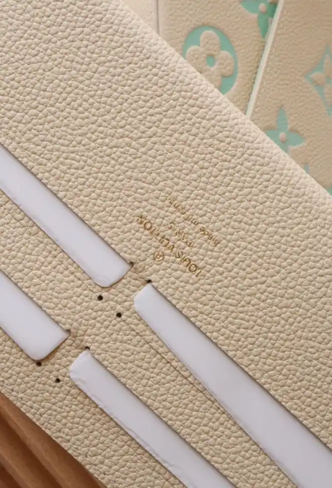 LV Wallets 4206A-0090