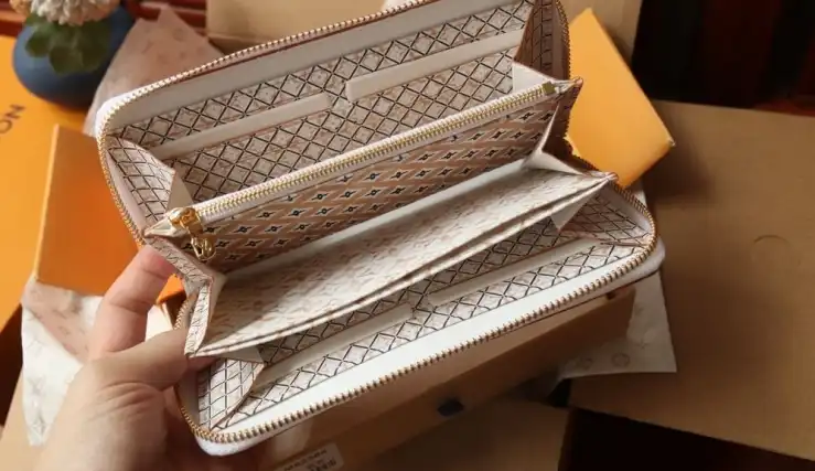 LV Wallets 4206A-0802