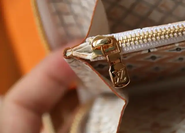 LV Wallets 4206A-0802