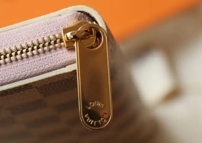 LV Wallets 4206A-0881