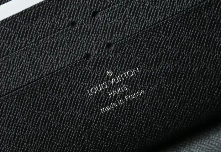 LV Wallets 4206A-0882
