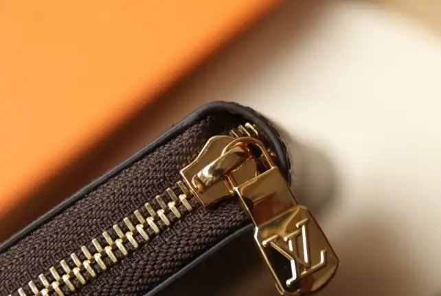 LV Wallets 4206A-0885