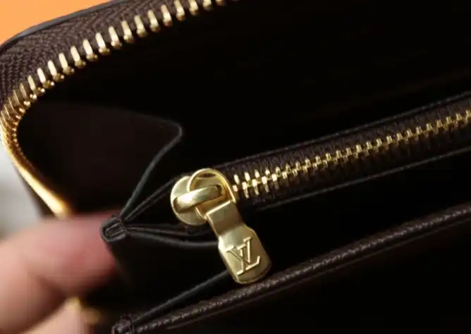 LV Wallets 4206A-0885