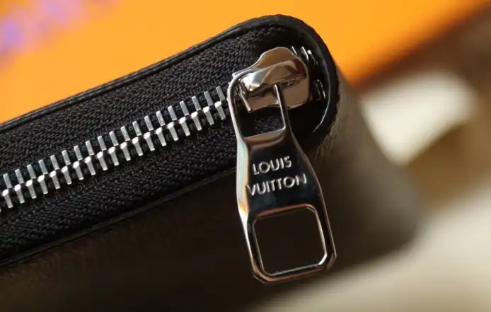 LV Wallets 4206A-0886