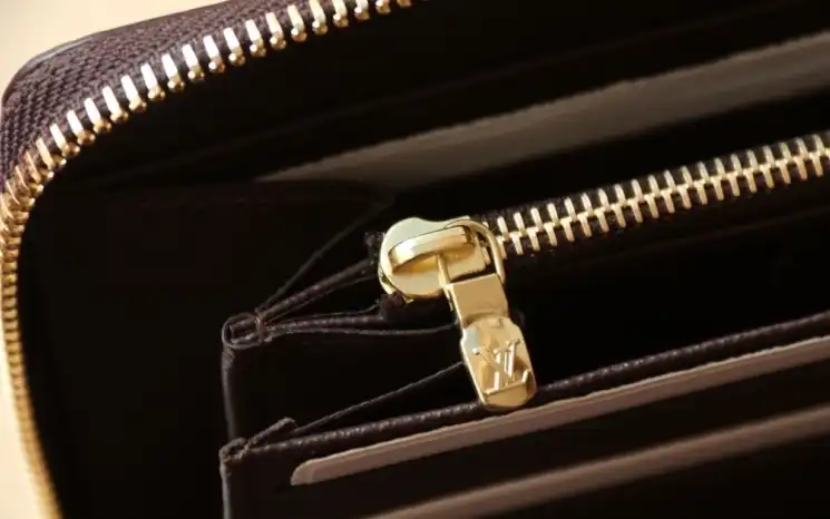 LV Wallets 4206A-0887