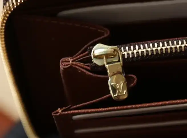 LV Wallets 4206A-0888