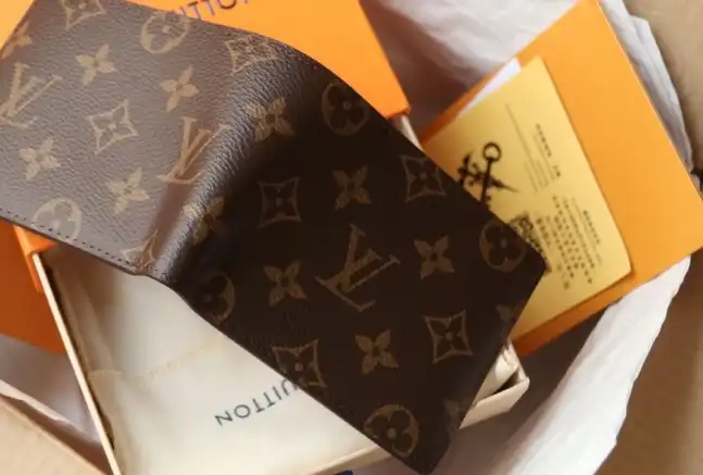 LV Wallets 4206A-2040