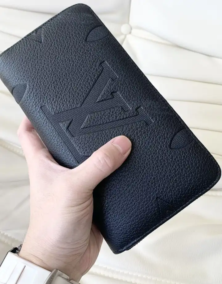 LV Wallets 4206A-2417