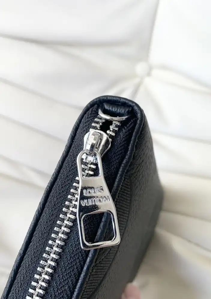 LV Wallets 4206A-2417
