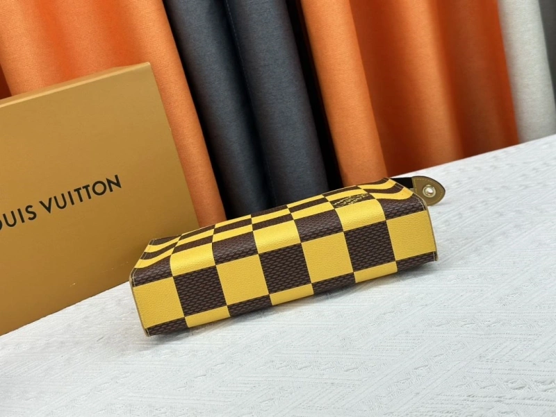 LV Wallets 4233G-0390