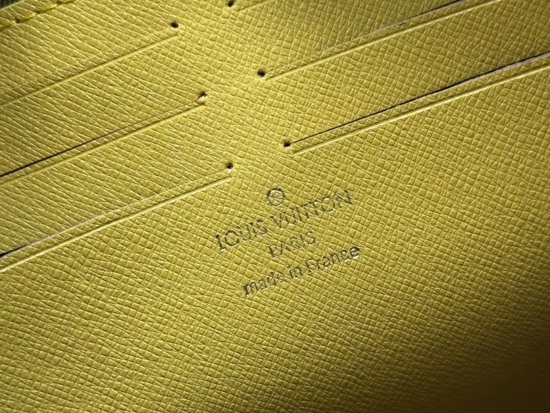 LV Wallets 4233G-0390