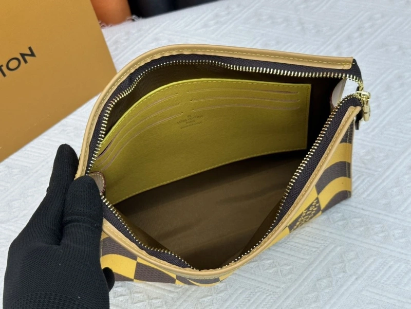 LV Wallets 4233G-0390