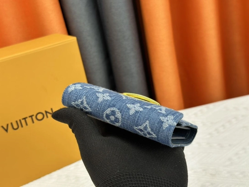 LV Wallets 4233G-0418