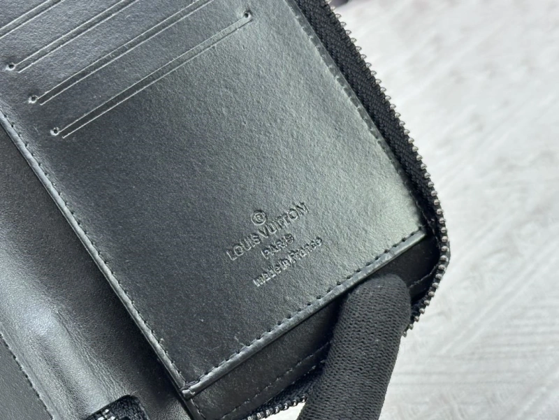 LV Wallets 4233H-0349