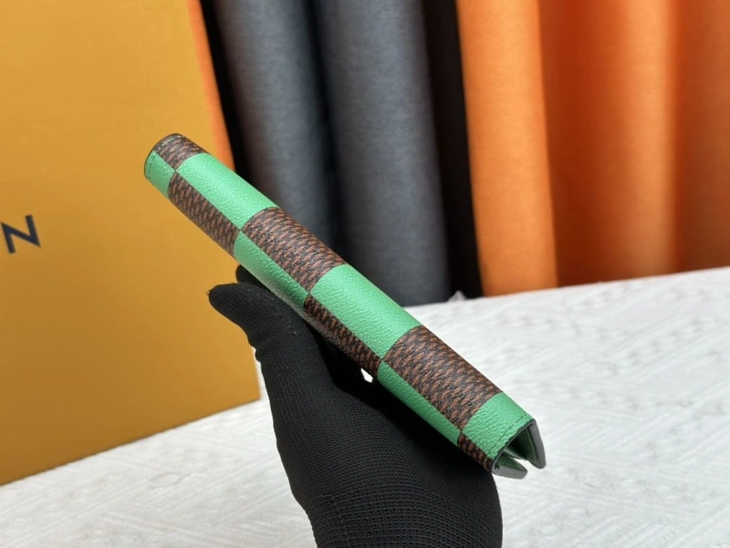 LV Wallets 4233H-0478
