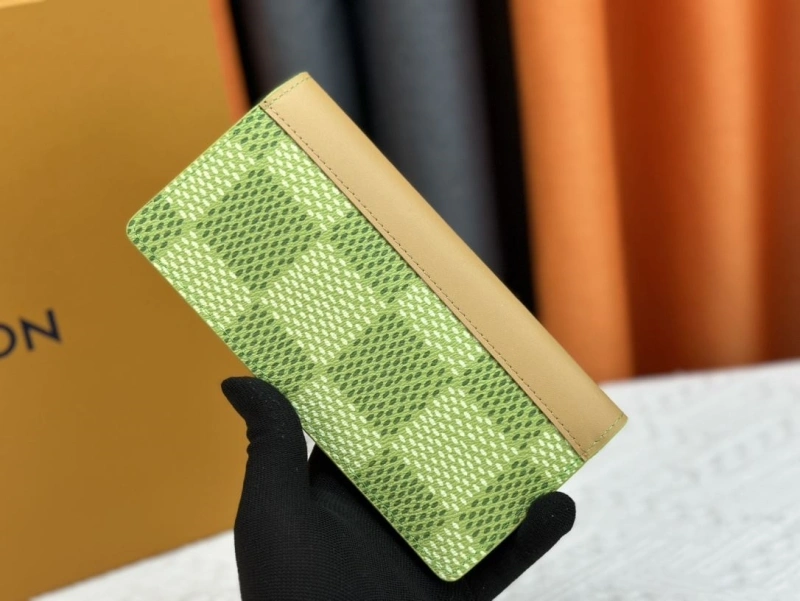 LV Wallets 4233H-0483