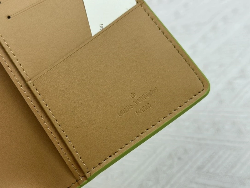 LV Wallets 4233H-0483