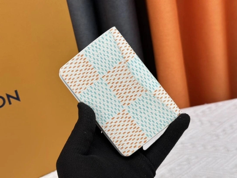 LV Wallets 4233H-0488
