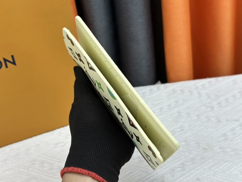LV Wallets 4233H-0492