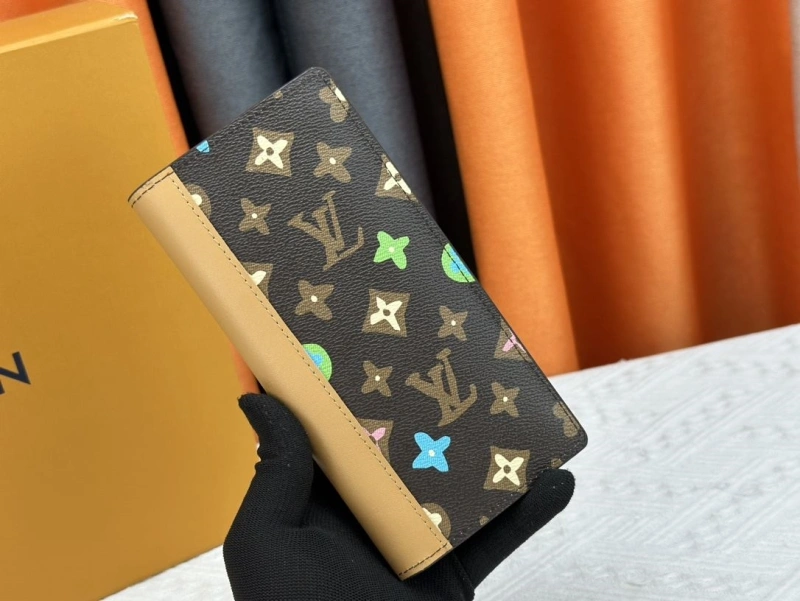 LV Wallets 4233H-0493