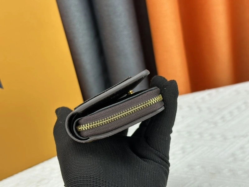 LV Wallets 4233H-0508