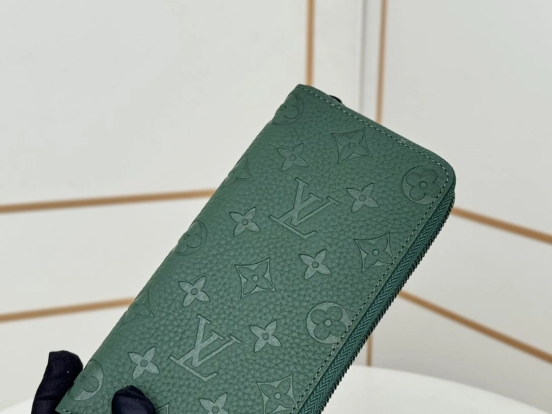 LV Wallets 4233H-0926