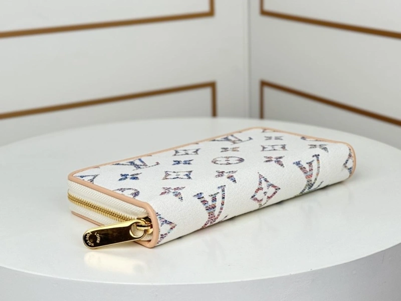 LV Wallets 4233H-0928