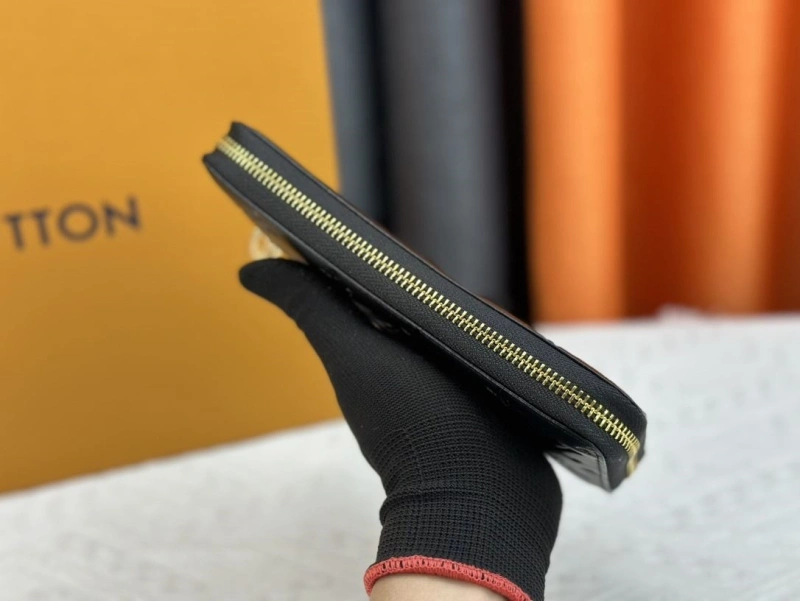 LV Wallets 4233H-1318