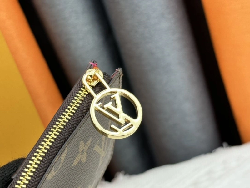 LV Wallets 4233H-1521