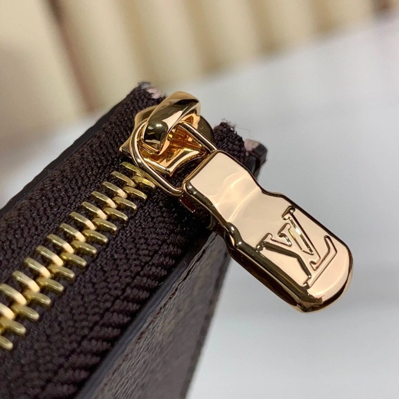 LV Wallets 4286A-0216