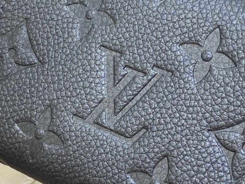 LV Wallets 4286A-0317