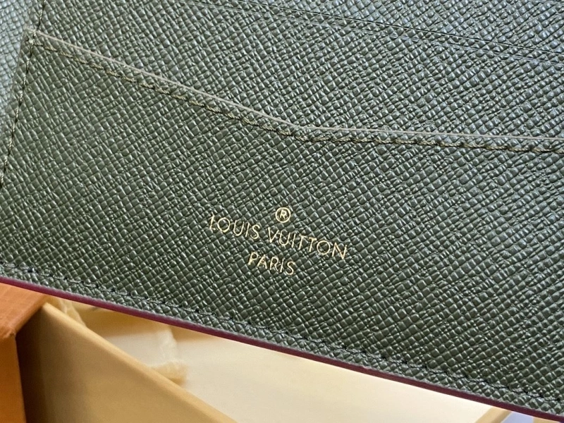 LV Wallets 4286G-0126