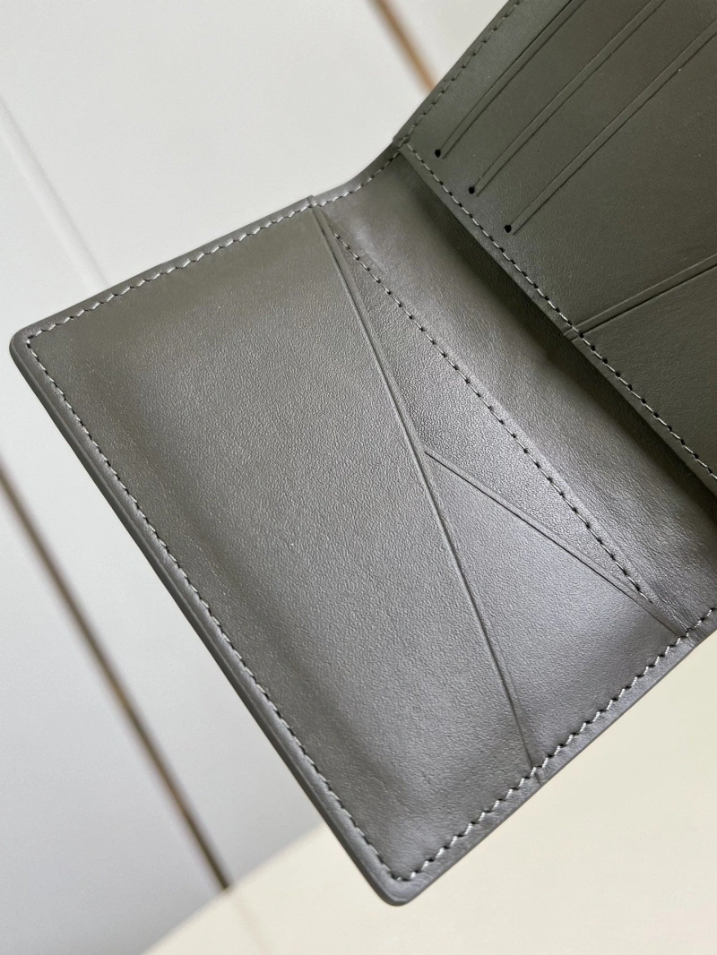 LV Wallets 4365A-0189