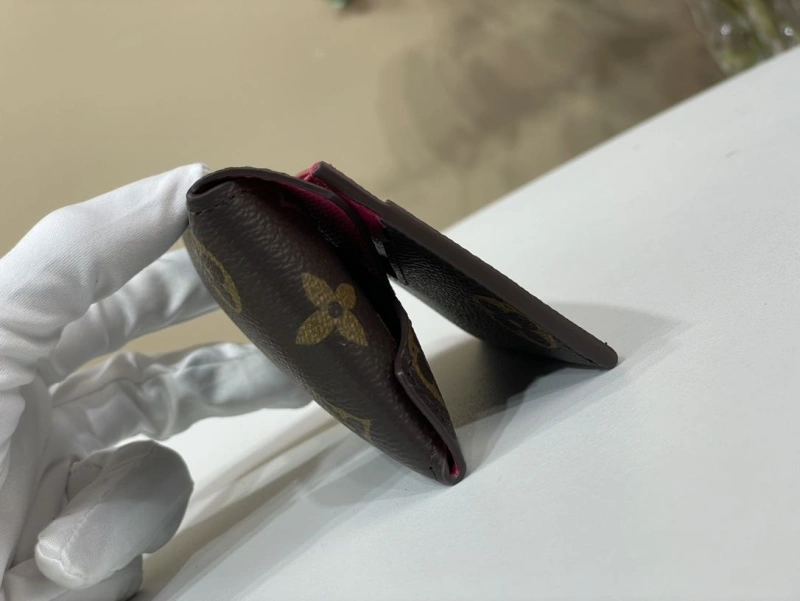 LV Wallets 4365A-0325